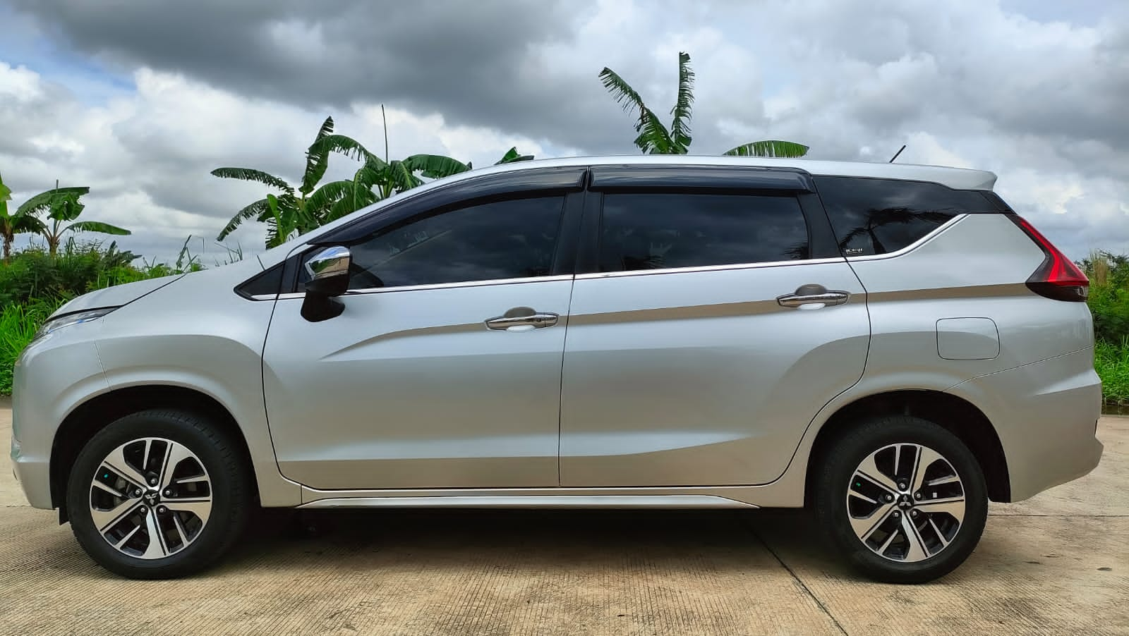 DP 18 JT Mitsubishi Xpander Ultimate AT 2018 Silver Metalik 4710243