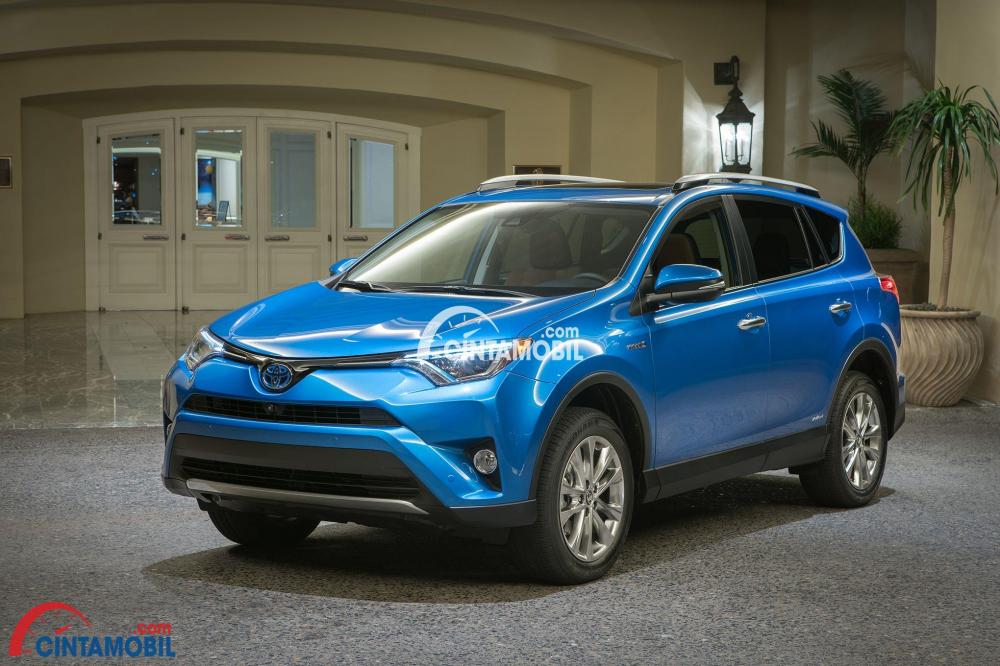 Gambar mobil Toyota RAV4 berwarna biru dilihat dari bagian depan