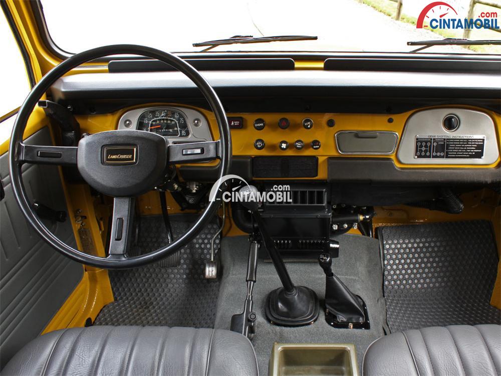 Gamabr bagian  interior Toyota Hardtop FJ-40 tampil sederhana