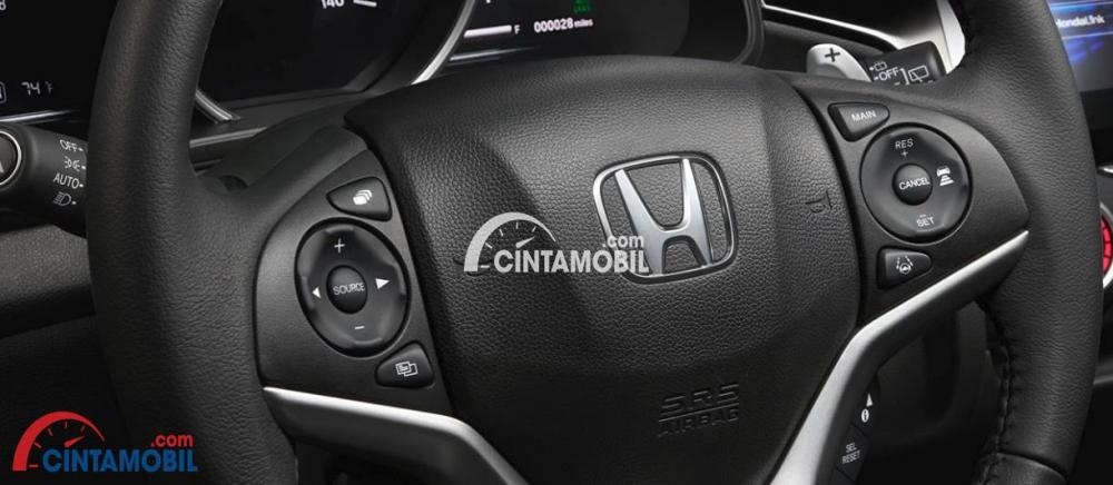 Setir Honda Fit menggunakan konsep Audio Steering Wheel sehingga pengendara dapat mengatur musik secara praktis