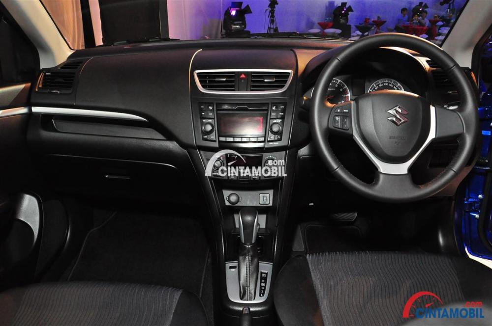 Ruang interior Suzuki Swift tampil menarik dengan menghadirkan fitur Air Conditioner (AC) dan panel Audio berteknologi mumpuni sehingga penumpang dapat merasakan kenyamanan dalam berkendara