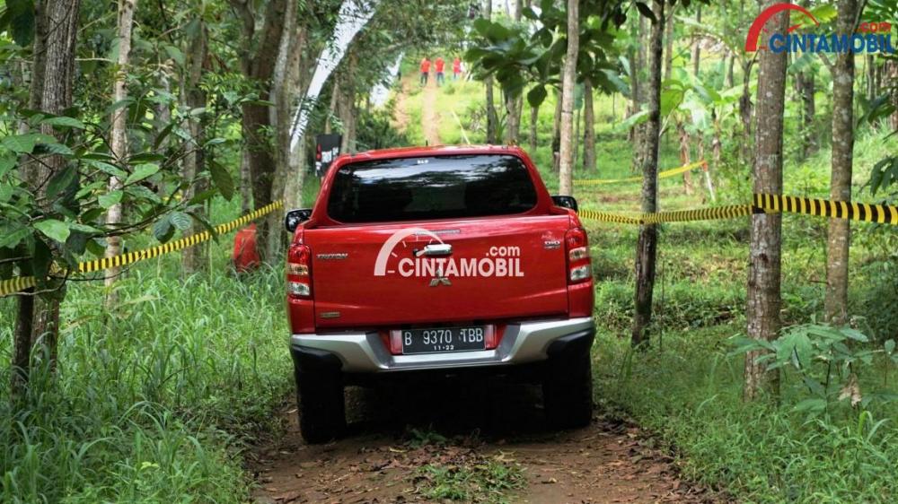 Gambar Triton Exceed MT menjelajah medan off road di daerah Kopeng Kabupaten Semarang