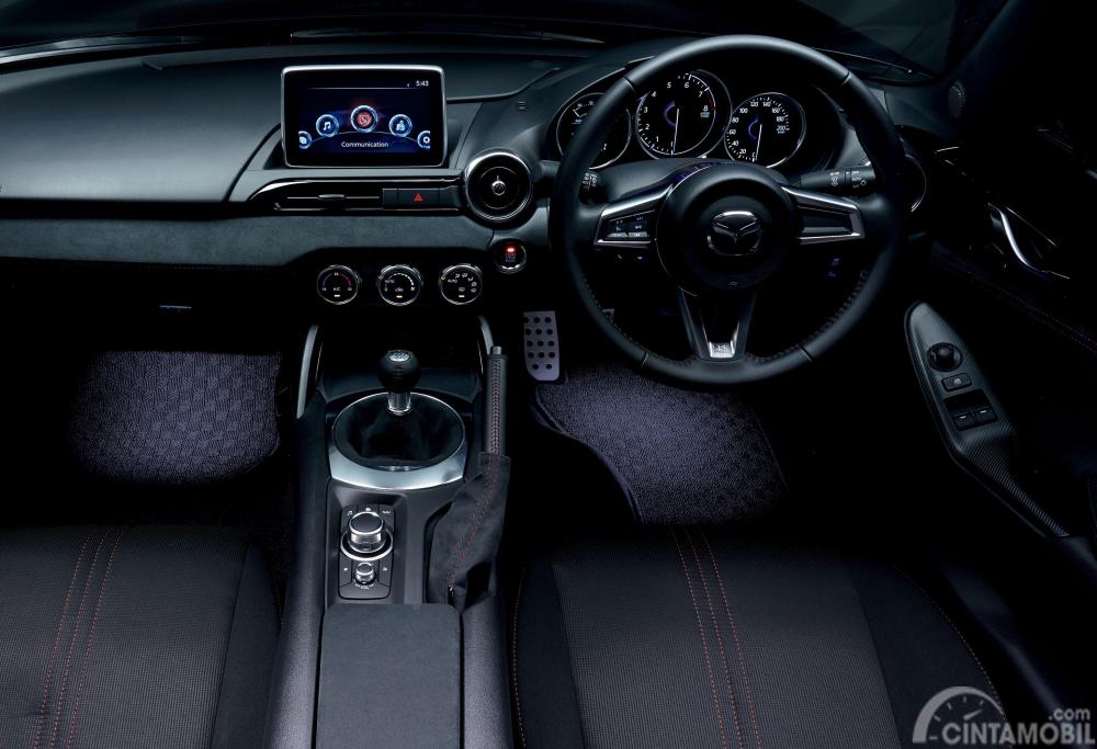 Interior Mazda MX-5 RF mengusung beragam fitur multifungsi yang siap menghibur Anda dan penumpang