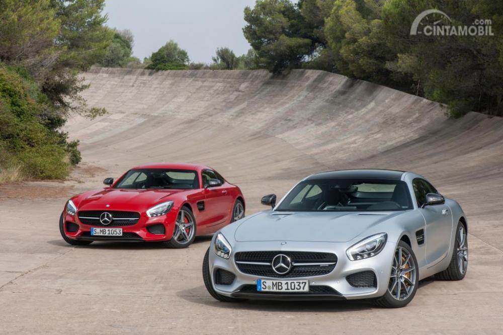Varian-varian Mercedes-AMG GT tawarkan dua bodi trim yakni GT S dan GT R