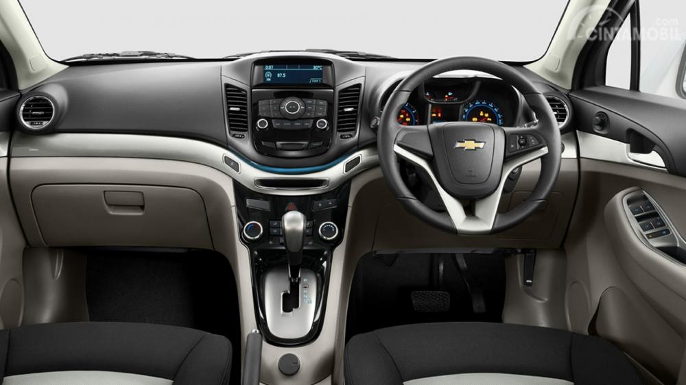 Interior Chevrolet Orlando 1.8 Liter dikemas cukup rapi didominasi warna Beige dan hitam