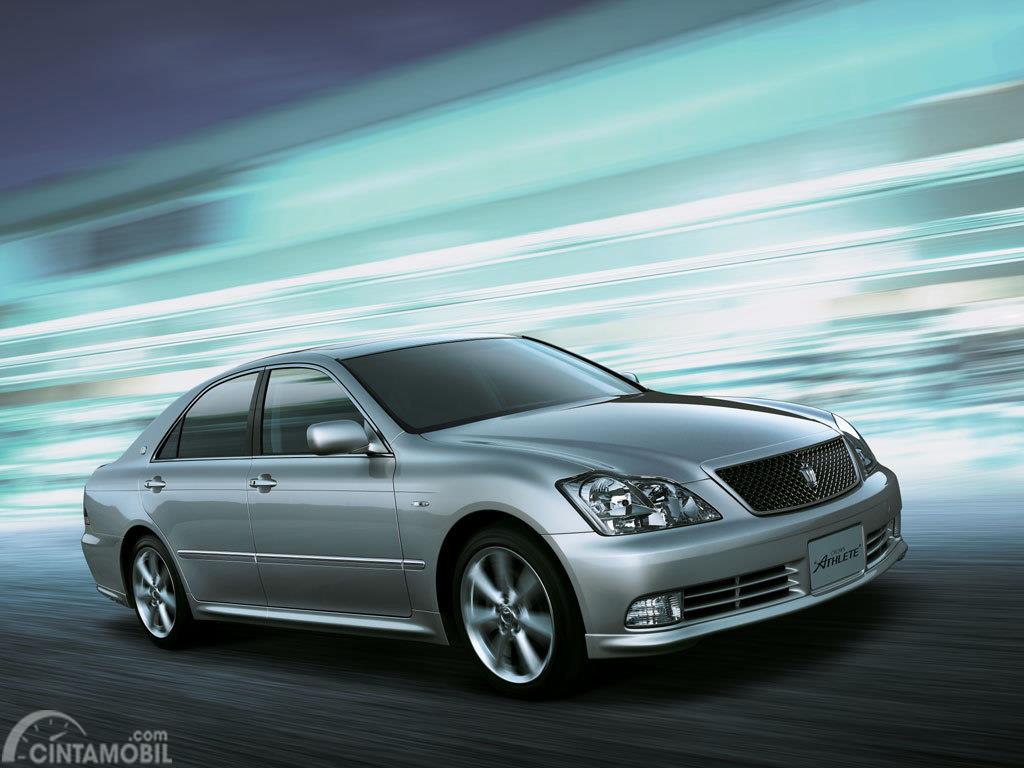 Review Toyota Crown 2003
