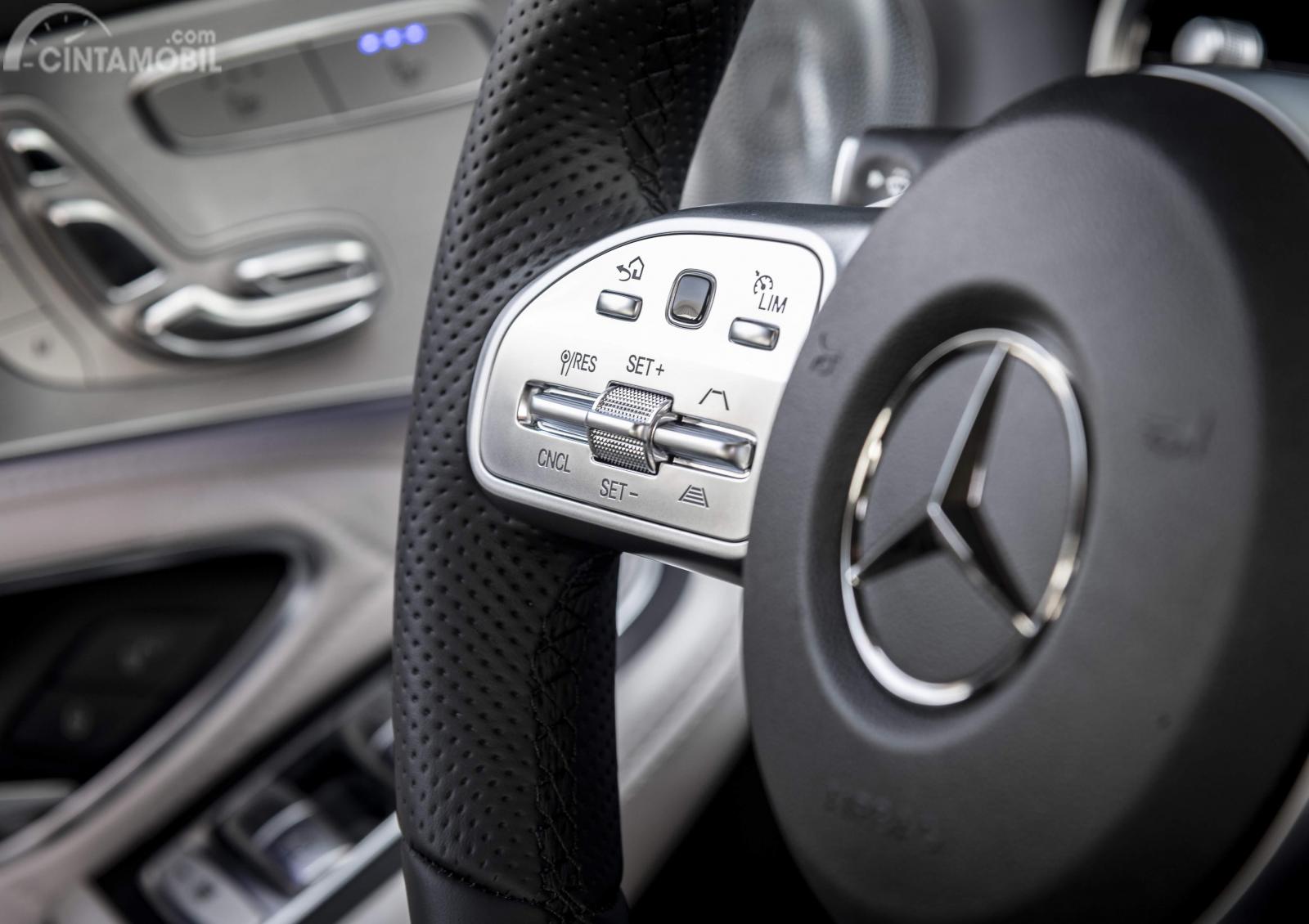 Setir Mercedes-Benz C300 2019 menyediakan tombol Cruise Control dan DISTRONIC