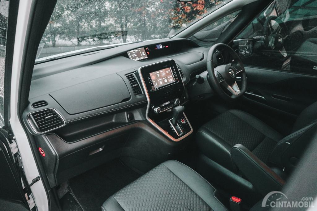 interior: Interior Nissan Serena 2010