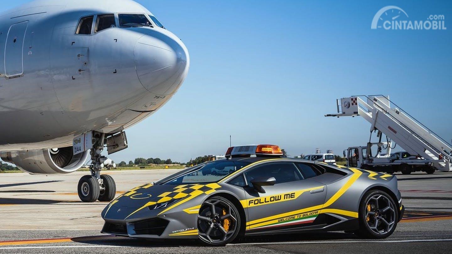 Keren Bandara Bologna Pakai Lamborghini Huracan Buat Parkir Pesawat