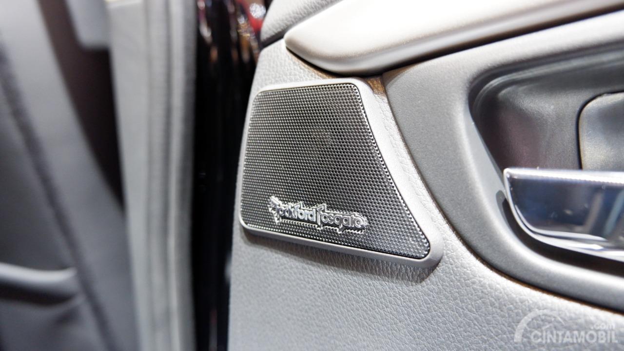 Gambar menunjukkan Speaker belakang di Mitsubishi Pajero Sport Rockford Fosgate Black Edition 2019