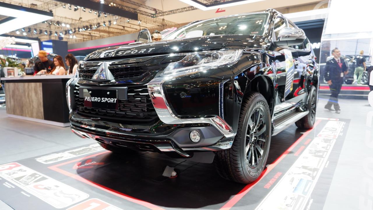 Tampak tampilan depan Mitsubishi Pajero Sport Rockford Fosgate Black Edition 2019 berwarna hitam
