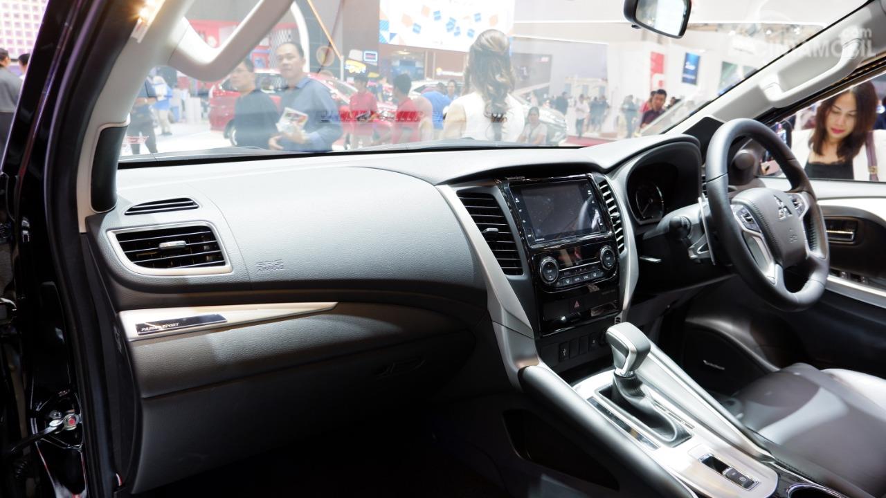Gambar menunjukkan Layout dasbor mobil Mitsubishi Pajero Sport Rockford Fosgate Black Edition 2019