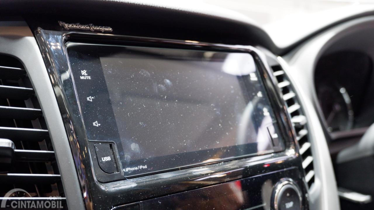 Gambar menunjukkan Head Unit di Mitsubishi Pajero Sport Rockford Fosgate Black Edition 2019