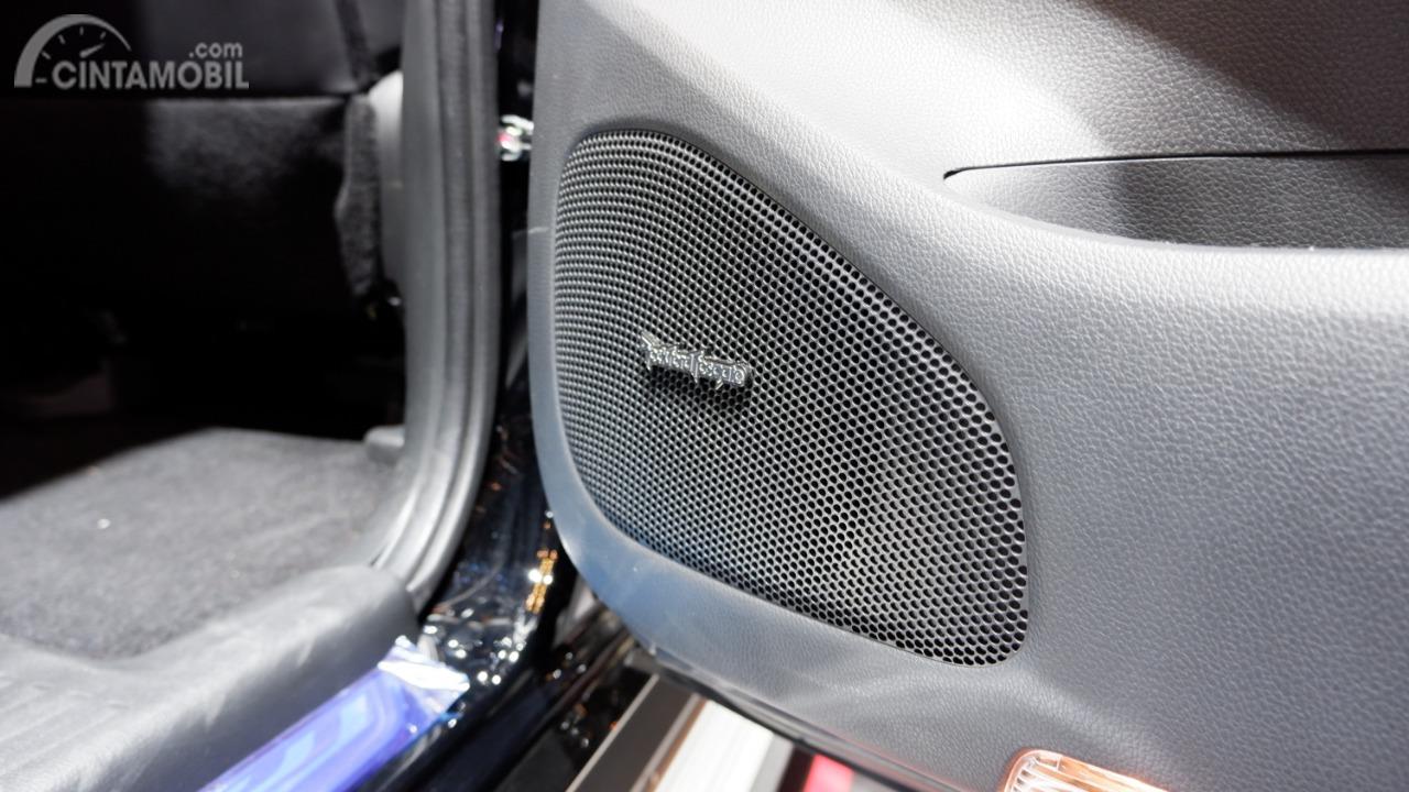 Gambar menunjukkan Speaker depan di Mitsubishi Pajero Rockford Fosgate Black Edition 2019