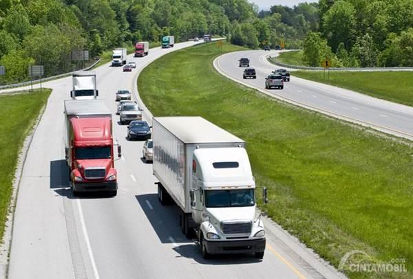 Tips Berkendara Aman Menghadapi Truk  di Jalan 