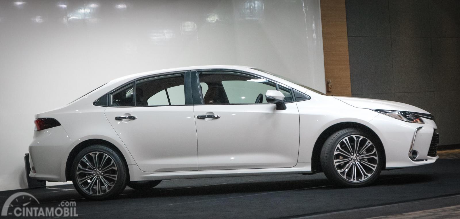 Gambar menunjukkan tampilan Toyota Corolla Altis 1.8 V 2019 dari sisi samping