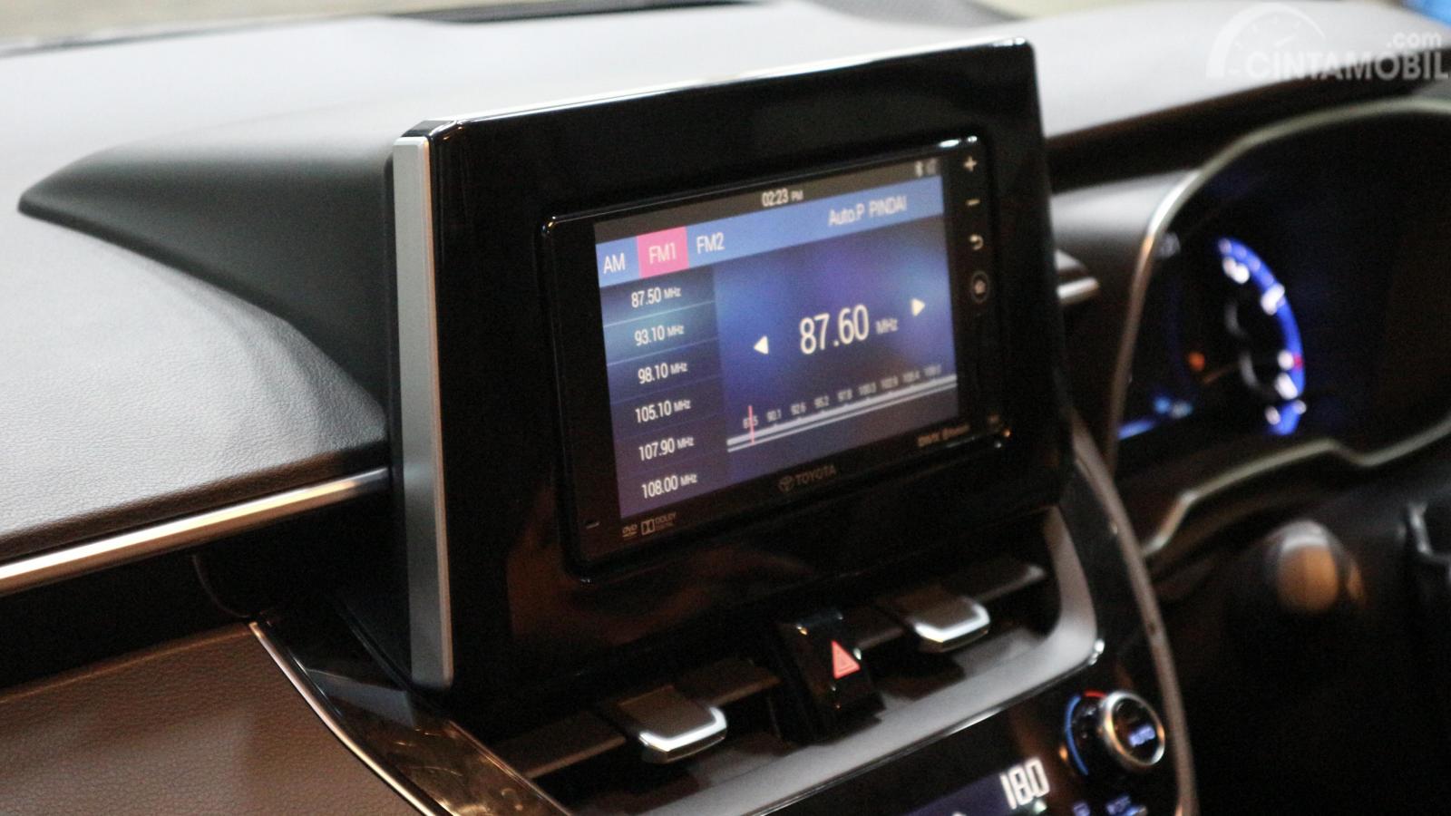 Gambar menunjukkan tampilan Toyota Corolla Altis 1.8 V 2019 memiliki audio layar sentuh