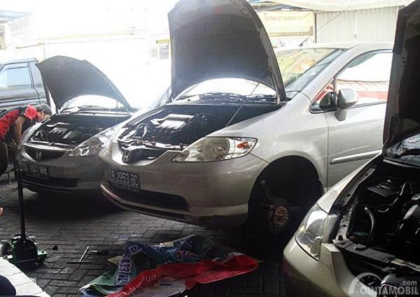 Servis Mobil Tua Sebaiknya di Bengkel Resmi atau Bengkel Umum 