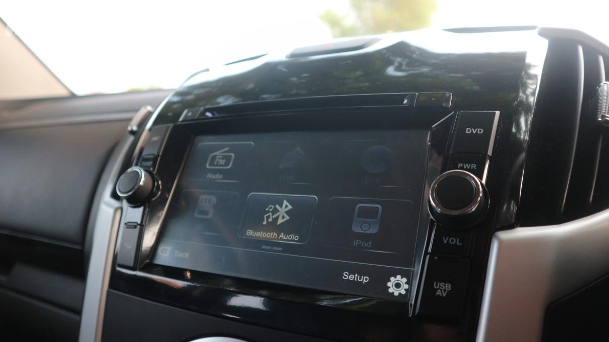 Gambar menunjukkan fitur audio pada mobil Isuzu MU-X I-Series 2019 