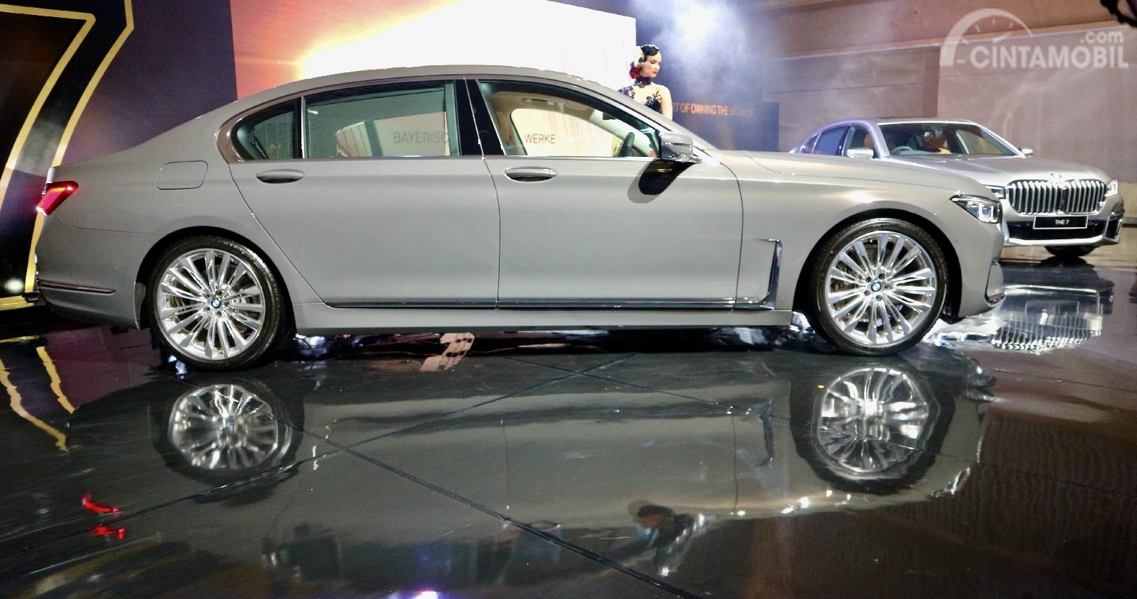 Gambar menunjukkan BMW 740Li Opulence 2019 dari sisi samping