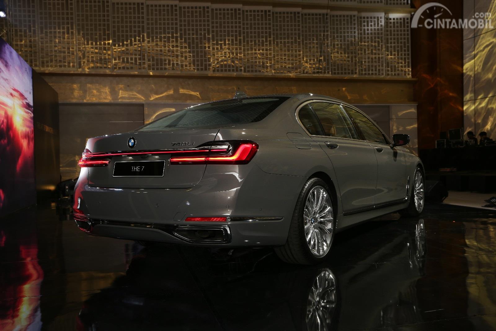 Gambar menunjukkan BMW 740Li Opulence 2019 dari sisi belakang