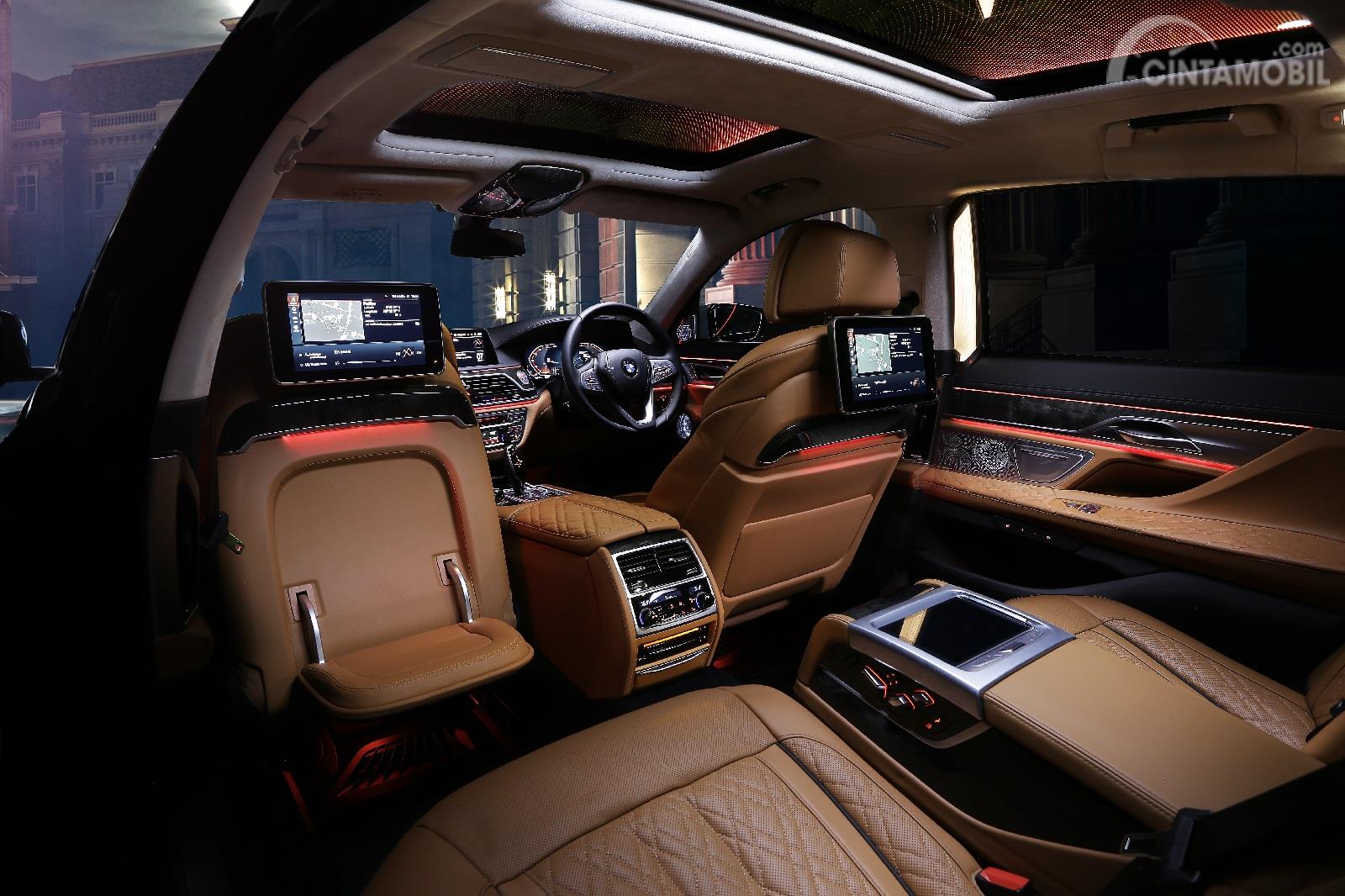 Gambar menunjukkan BMW 740Li Opulence 2019 dari sisi Interior belakang