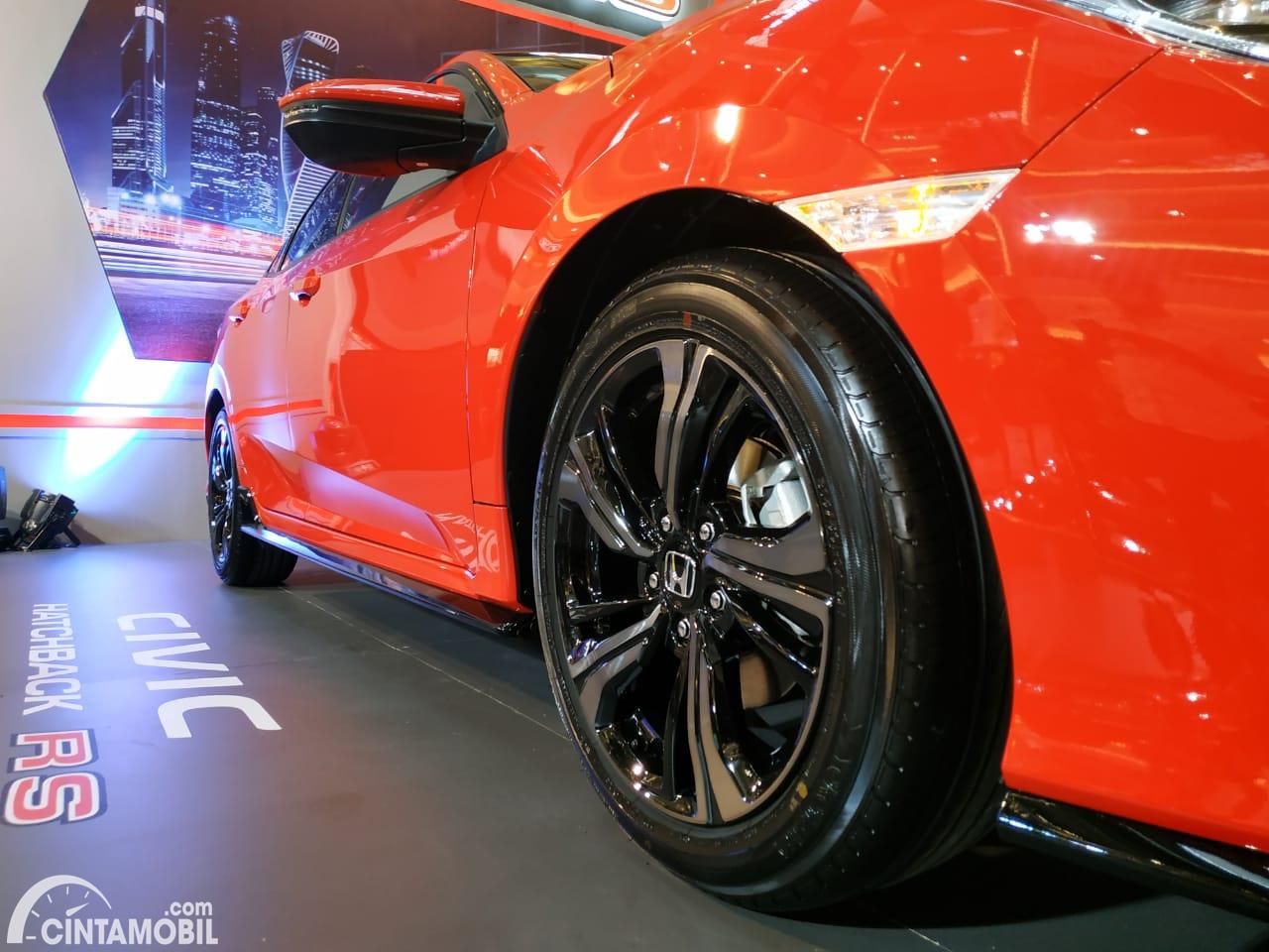 Gambar menunjukkan pelek dan ban serta side under spoiler Honda Civic Hatchback RS 2020
