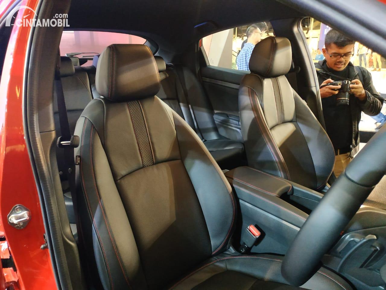 Gambar menunjukkan Kursi depan Honda Civic Hatchback RS 2020