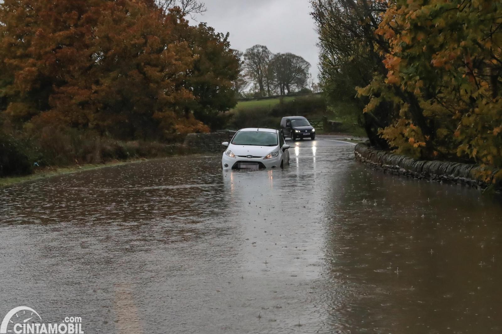 Ini Cara Aman Dan Mudah Melewati Jalan Tergenang Banjir