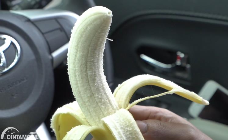 makan pisang berwarna kuning di dalam mobil