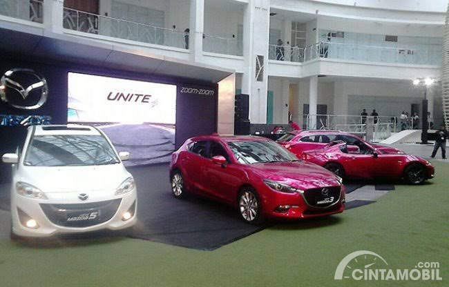 Gambar menunjukkan beberapa model mobil Mazda di Indonesia