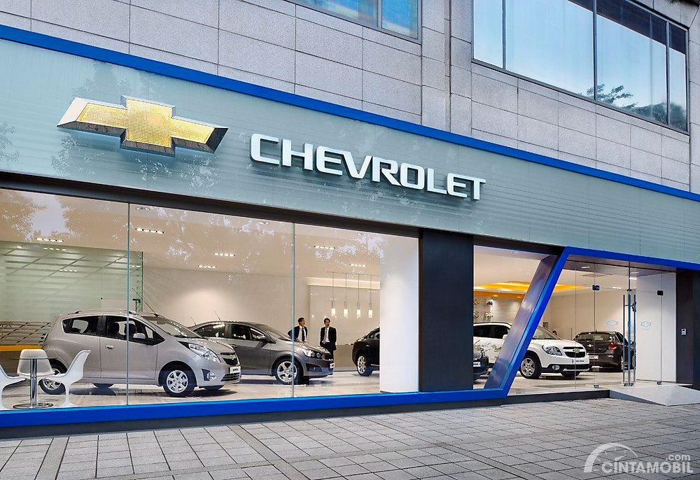 Gambar menunjukkan sebuah showroom mobil Chevrolet di Indonesia