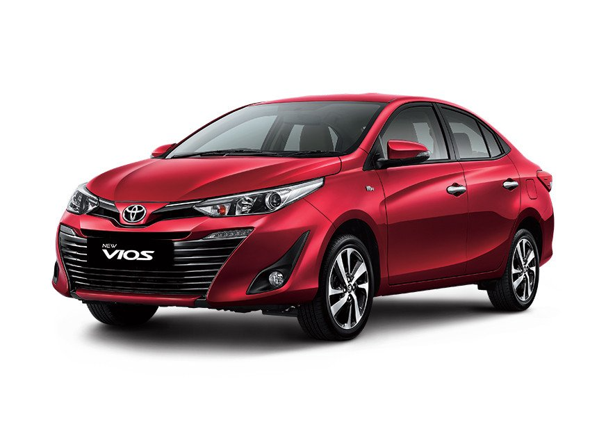 Gambar menunjukkan sebuah mobil Toyota Vios berwarna merah dilihat dari sisi depan