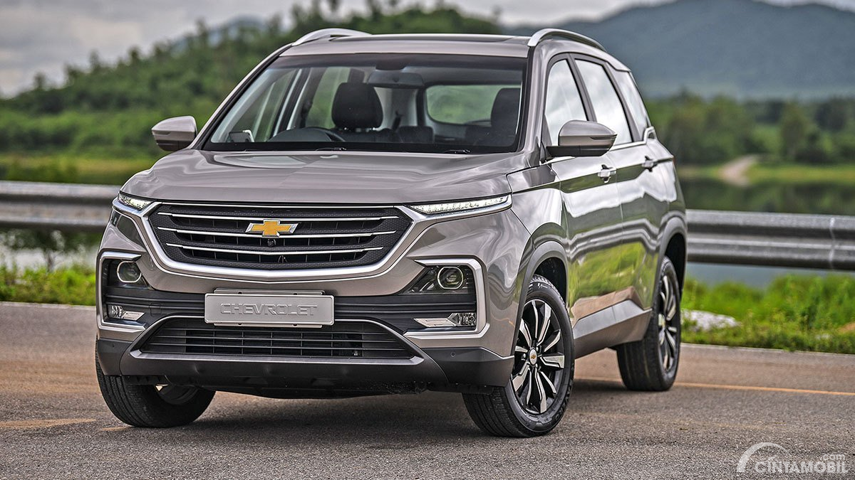 Gambar sebuah mobil Chevrolet Captiva berwarna silver dilihat dari sisi depan