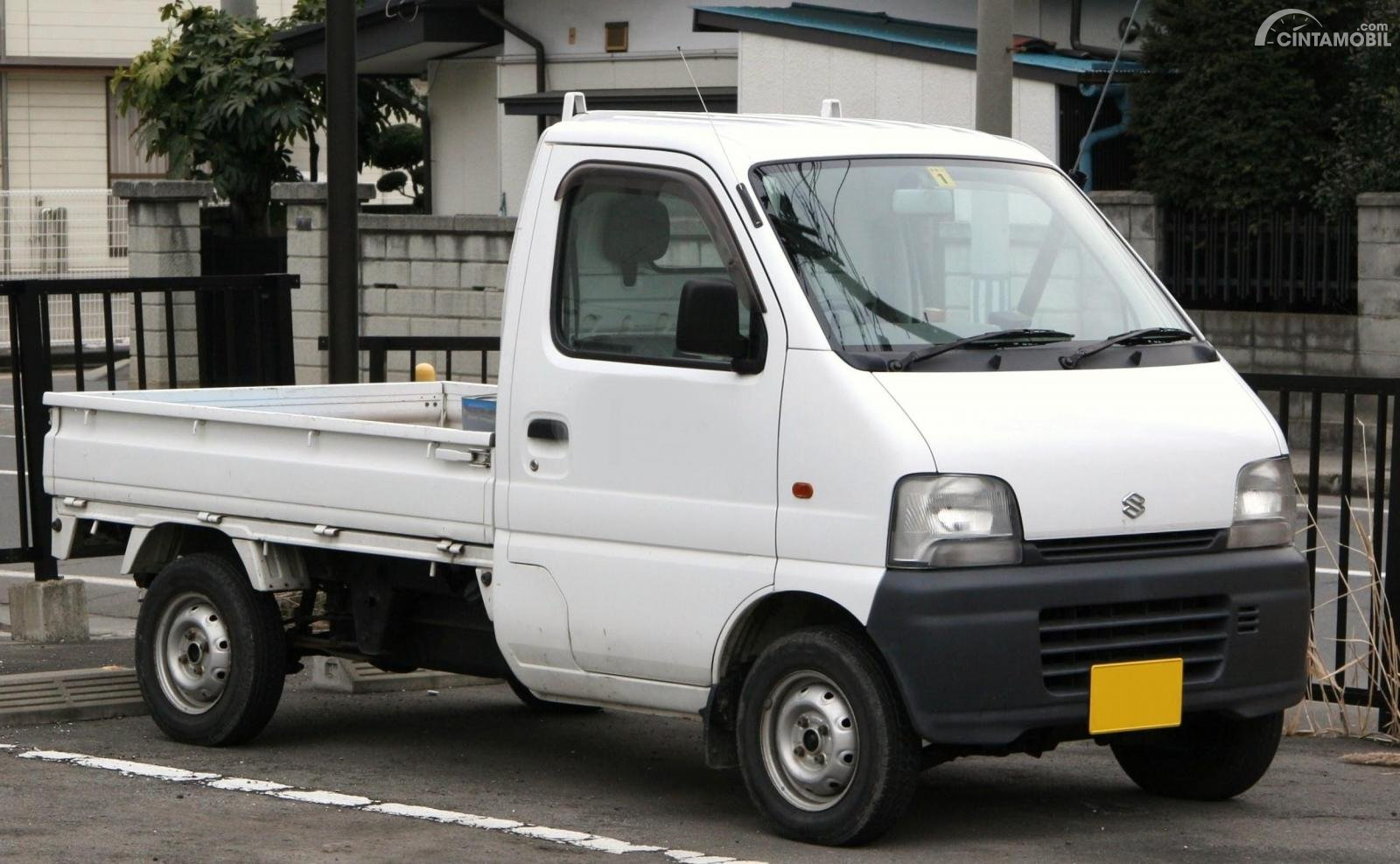 Gambar menunjukkan generasi ke 10 dari Suzuki Carry