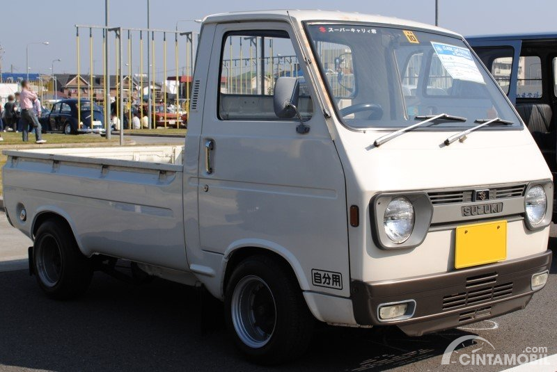 Gambar menunjukkan generasi kelima dari Suzuki Carry