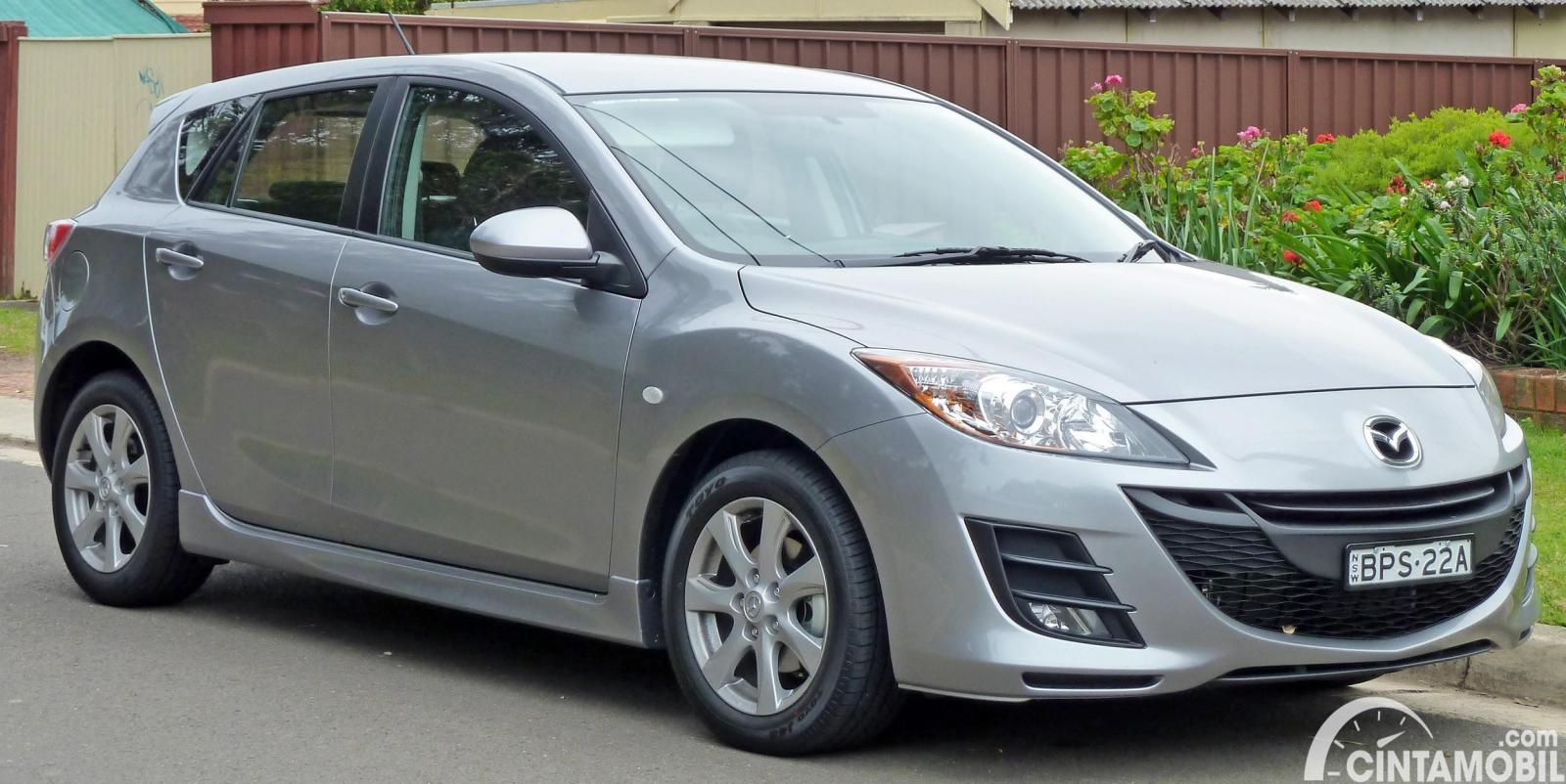 Gambar menunjukkan generasi kedua dari Mazda 3