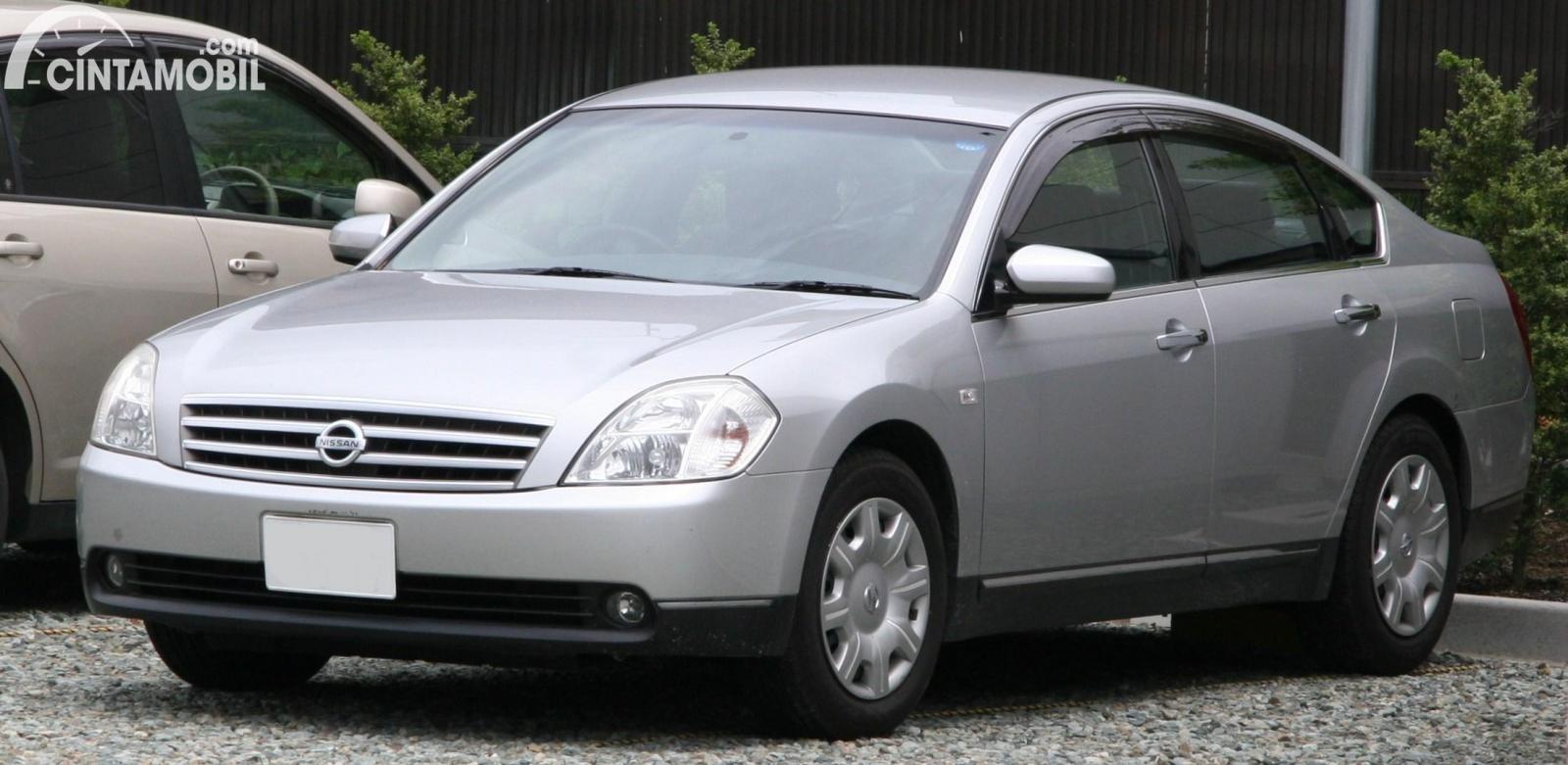 Gambaar menunjukkan generasi pertama dari Nissan Teana