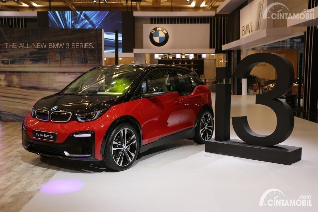 Gambar menunjukkan generasi pertama dari BMW i3
