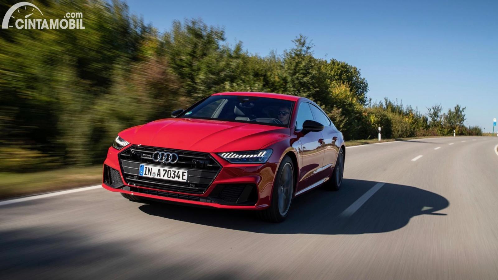 Gambar sebuah mobil Audi A7 berwarna merah dilihat dari sisi depan