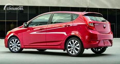 Gambar menunjukkan tampilan belakang mobil Hyundai Grand Avega berwarna merah