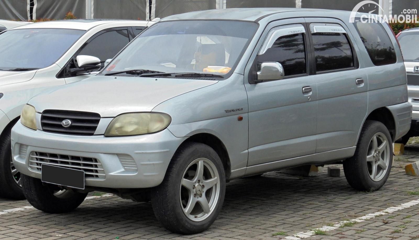 Gambar menunjukkan sebuah mobil Daihatsu Taruna berwarna biru dilihat dari sisi depan