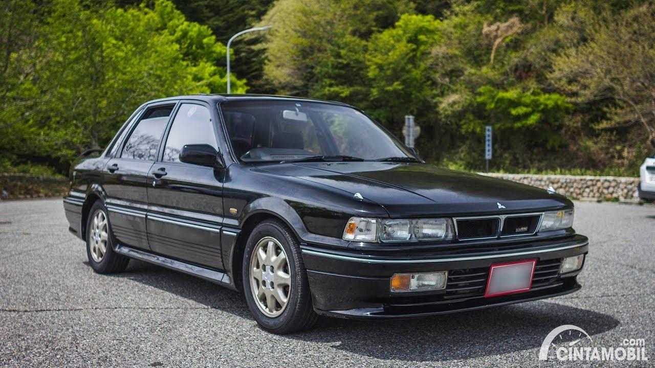 Gambar menunjukkan sebuah mobil Mitsubishi Galant 1988