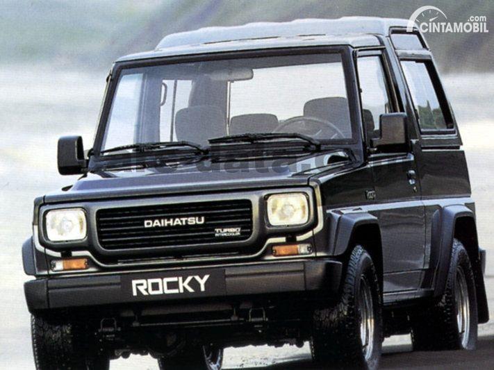 Gambar menunjukkan tampilan mobil Daihatsu Rocky 1988 berwarna abu-abu dilihat dari sisi depan