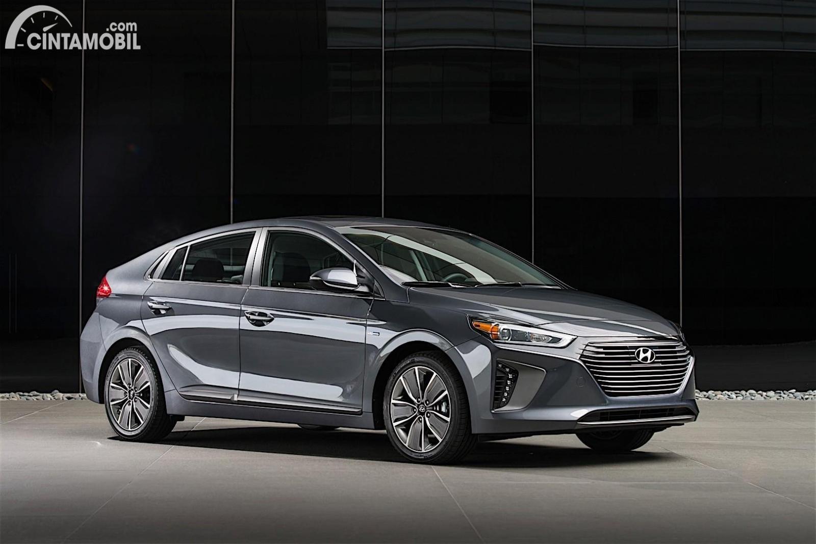 Gambar menunjukkan tampilan mobil Hyundai Ioniq 2016 berwarna silver dilihat dari sisi depan