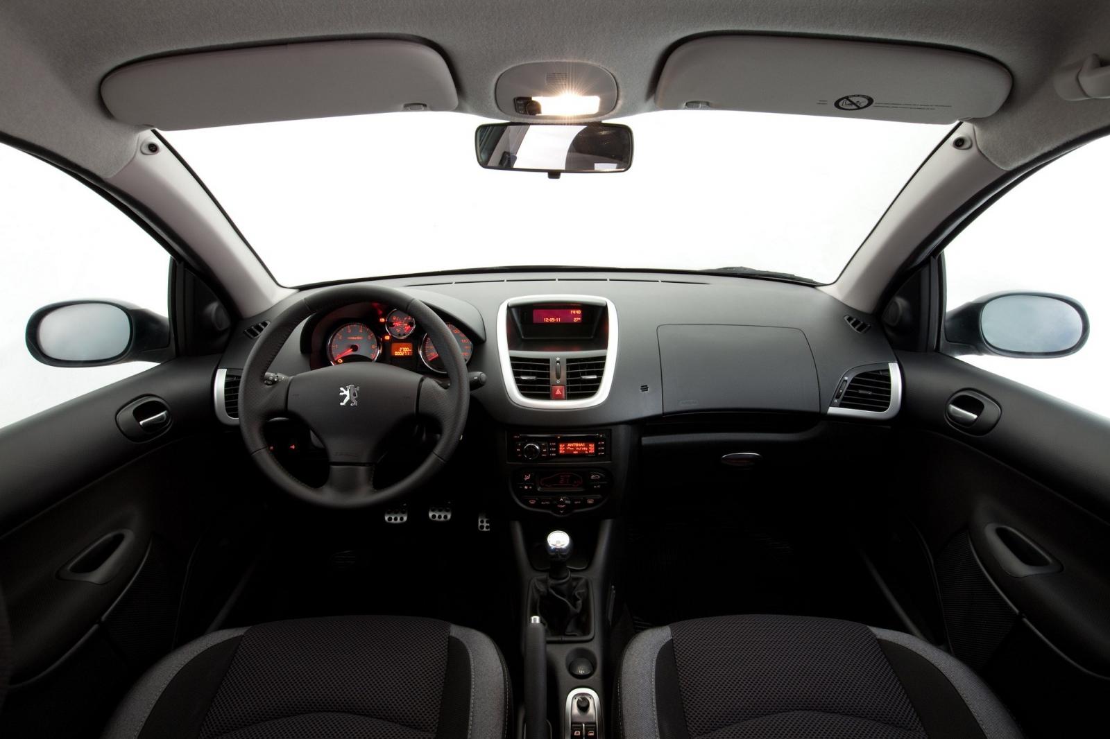 Tampilan interior Peugeot 207