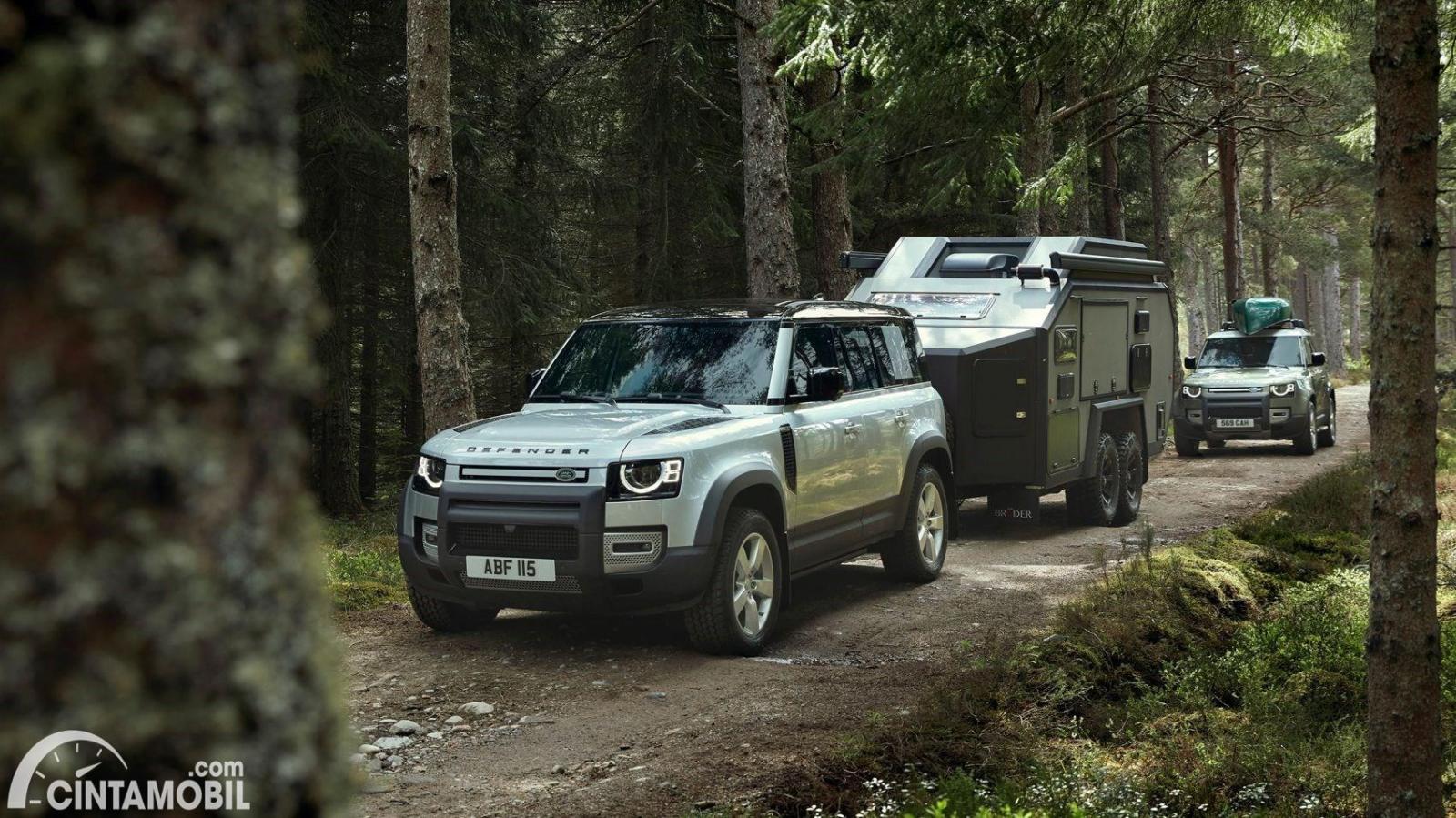 Gambar menunjukkan sebuah mobil  Land Rover Defender 2019 dilihat dari sisi depan