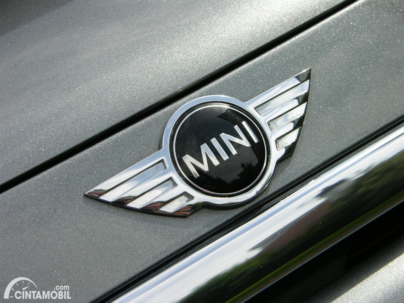 Gambar menunjukkan logo dari mobil MINI