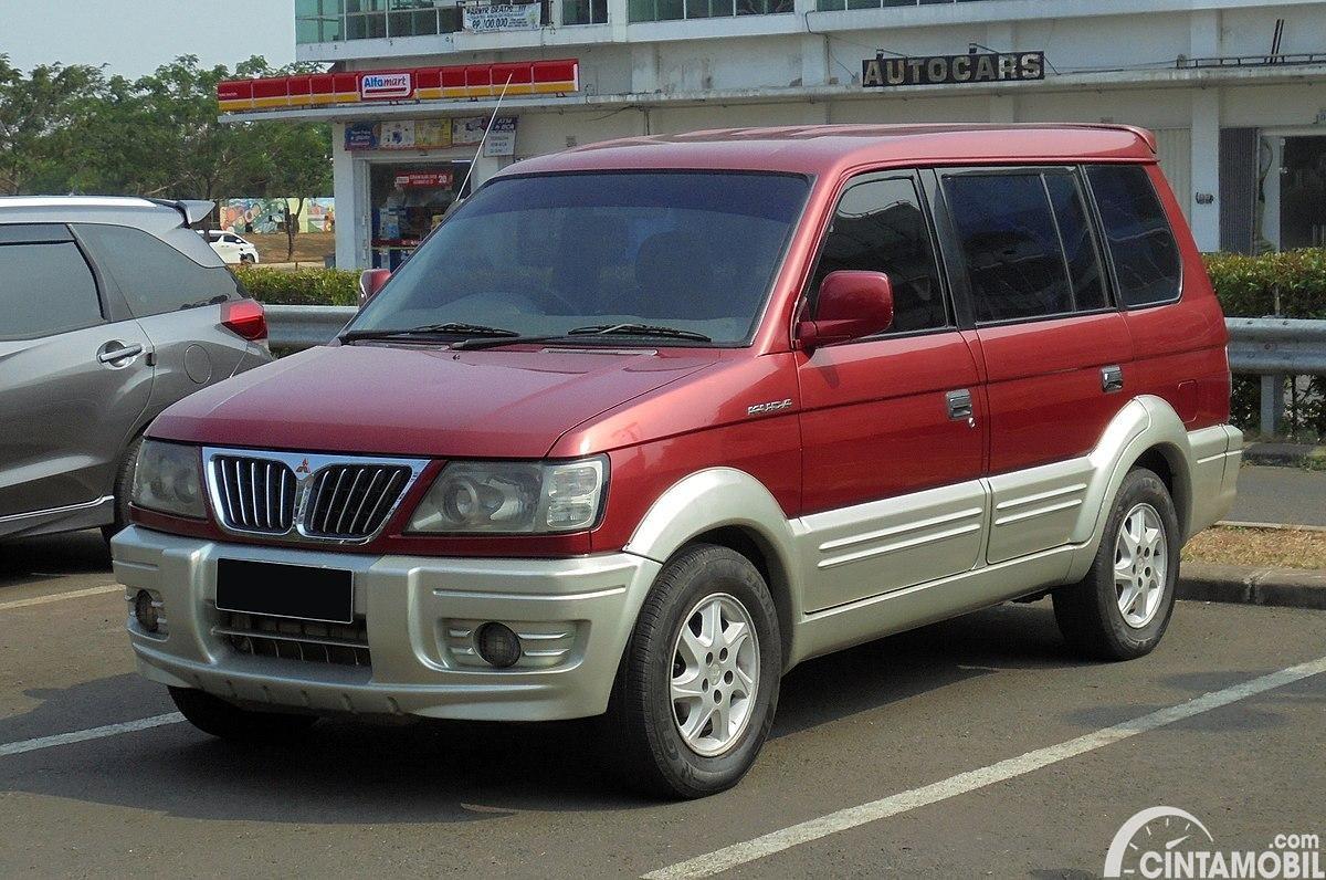Gambar sebuah mobil Mitsubishi Kuda berwarna merah dilihat dari sisi depan