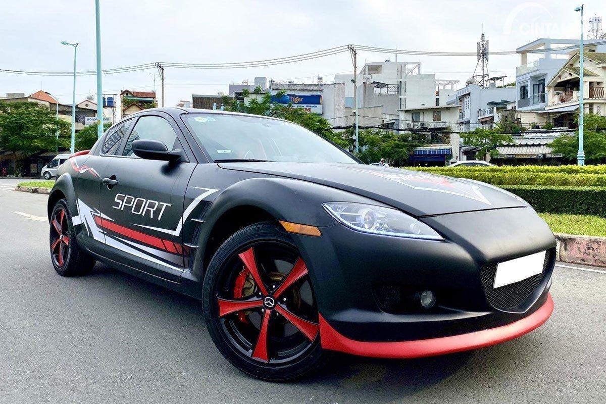 Gambar mobil Mazda RX-8 berwarna hitam dilihat dari sisi depan